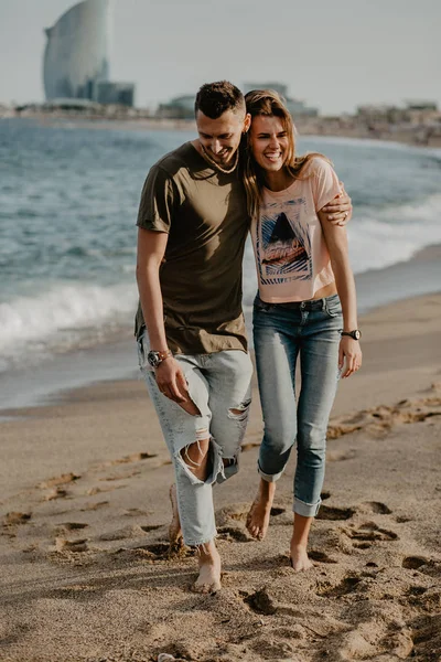 Ευτυχισμένο Ζευγάρι Στην Αγάπη Περπάτημα Στην Παραλία — Φωτογραφία Αρχείου