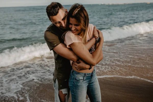 Coppia Felice Innamorata Passeggiare Sulla Spiaggia — Foto Stock