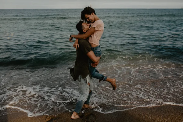Счастливая Влюбленная Пара Гуляющая Пляжу — стоковое фото