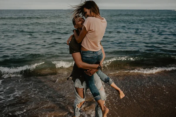 Gelukkige Paar Verliefd Wandelen Het Strand — Stockfoto