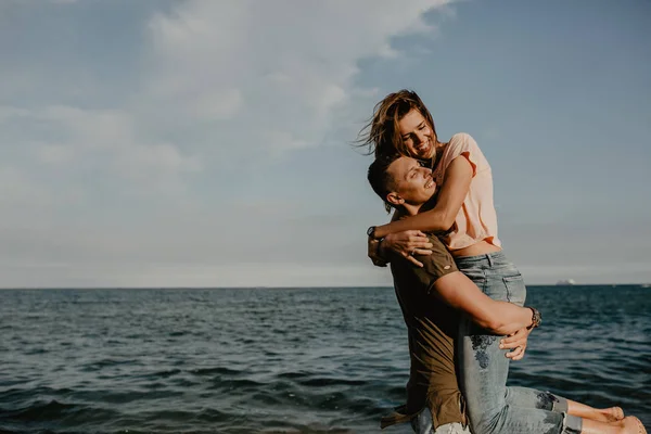 Happy Couple Love Walking Beach — Stock Photo, Image