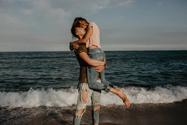 Lyckliga Par Kärlek Promenerar Stranden — Stockfoto