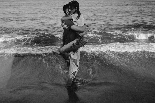 Casal Feliz Amor Andando Praia — Fotografia de Stock