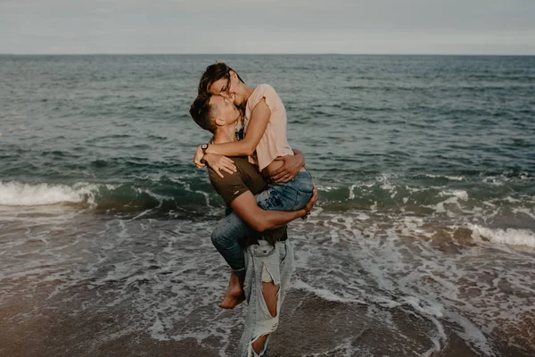 Feliz Pareja Enamorada Caminando Por Playa —  Fotos de Stock