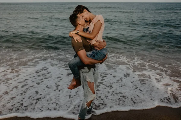 Feliz Pareja Enamorada Caminando Por Playa —  Fotos de Stock