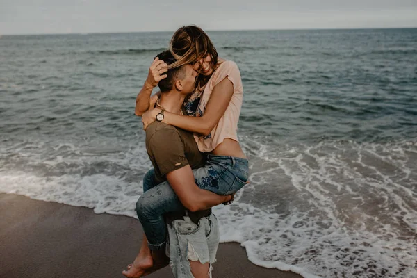 Couple Heureux Amoureux Marchant Sur Plage — Photo