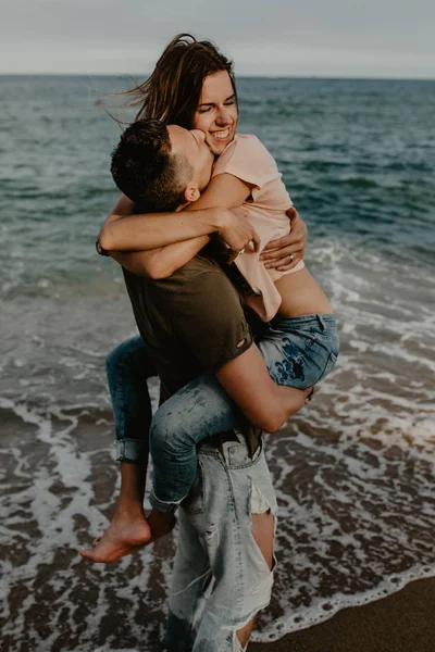 Щаслива Пара Любові Гуляє Пляжі — стокове фото