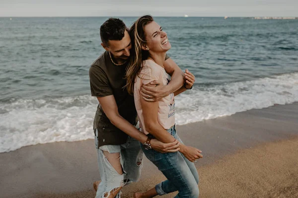Gelukkige Paar Verliefd Wandelen Het Strand — Stockfoto