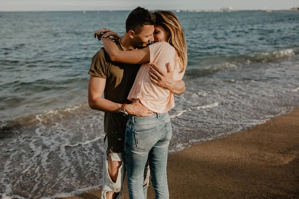 Feliz Pareja Enamorada Caminando Por Playa —  Fotos de Stock