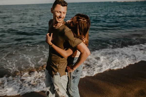 Pasangan Bahagia Jatuh Cinta Berjalan Pantai — Stok Foto