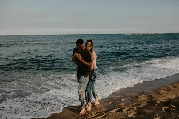 Gelukkige Paar Verliefd Wandelen Het Strand — Stockfoto