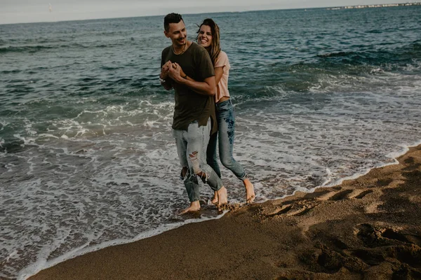 Gelukkige Paar Verliefd Wandelen Het Strand — Stockfoto