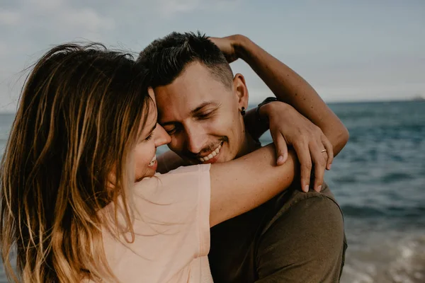 Happy Couple Love Walking Beach — Stock Photo, Image