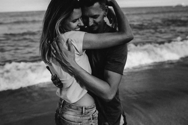 恋のビーチを歩いて幸せなカップル — ストック写真