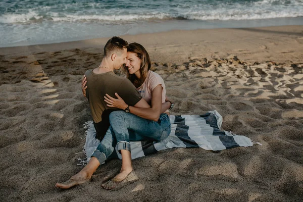 Lyckliga Par Kärlek Promenerar Stranden — Stockfoto