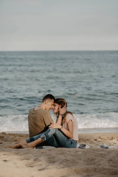 Lyckligt Par Förälskade Stranden — Stockfoto