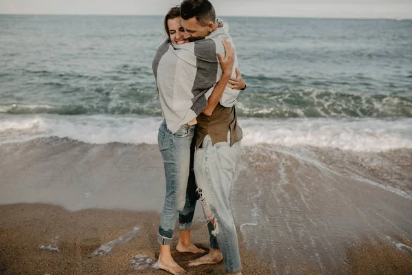 Счастливая Влюбленная Пара Гуляющая Пляжу — стоковое фото