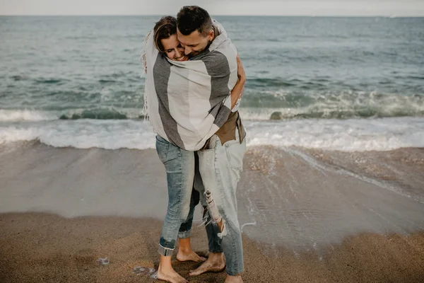 Ευτυχισμένο Ζευγάρι Στην Αγάπη Περπάτημα Στην Παραλία — Φωτογραφία Αρχείου