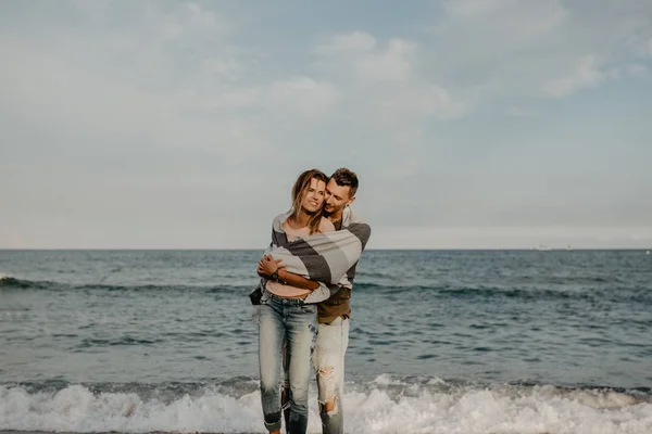 Happy Couple Love Walking Beach — Stock Photo, Image