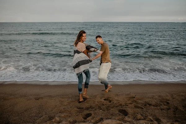 Coppia Felice Innamorata Passeggiare Sulla Spiaggia — Foto Stock