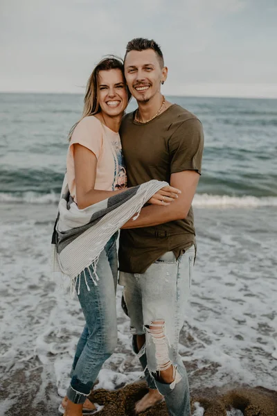 Happy Couple Love Walking Beach — Stock Photo, Image