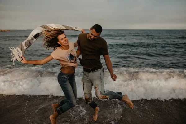 Feliz Pareja Enamorada Caminando Por Playa —  Fotos de Stock