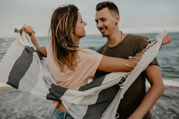 Gelukkige Paar Verliefd Wandelen Het Strand — Stockfoto