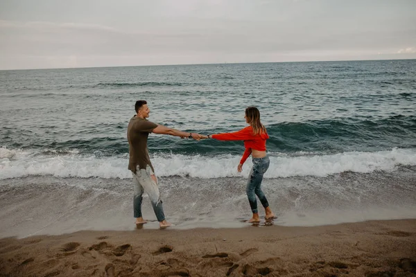 Casal Feliz Amor Andando Praia — Fotografia de Stock