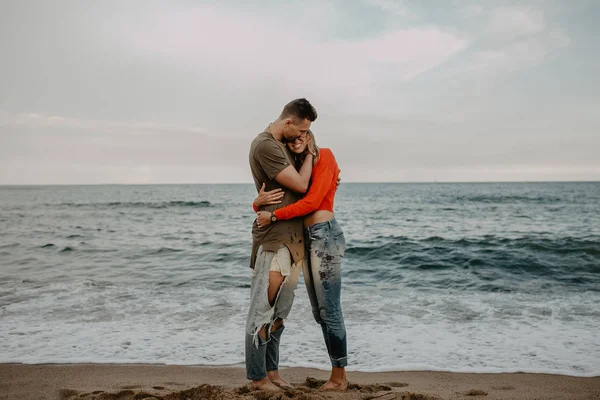 Gelukkige Paar Verliefd Wandelen Het Strand — Stockfoto