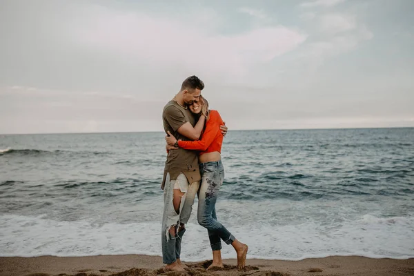 Gelukkige Paar Verliefd Wandelen Het Strand — Stockfoto