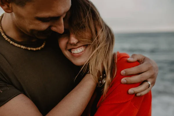 Happy Couple Love Walking Beach — Stock Photo, Image