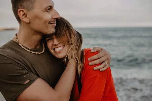 Happy Couple Love Walking Beach — Stock Photo, Image