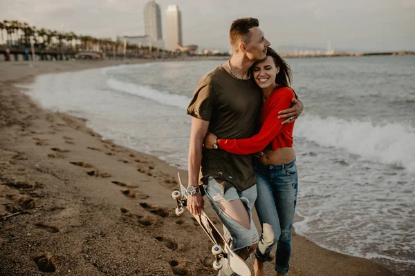 幸福的夫妇在海滩上散步的爱 — 图库照片