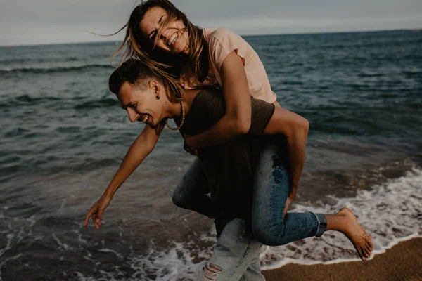 Casal Feliz Amor Andando Praia — Fotografia de Stock