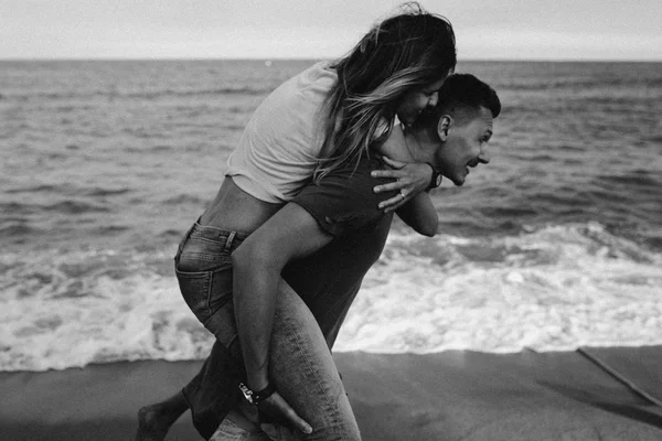 Gelukkige Paar Verliefd Wandelen Het Strand — Stockfoto