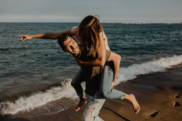 Happy Couple Love Walking Beach — Stock Photo, Image