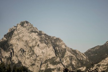 Arka plan güneşli günde dağ