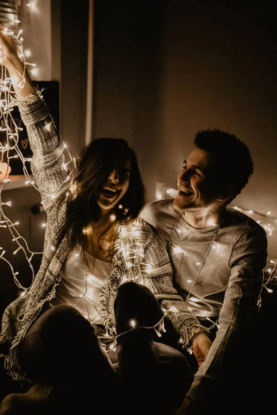 Casal Feliz Amor Sentado Cama Divirta Envolto Guirlanda — Fotografia de Stock