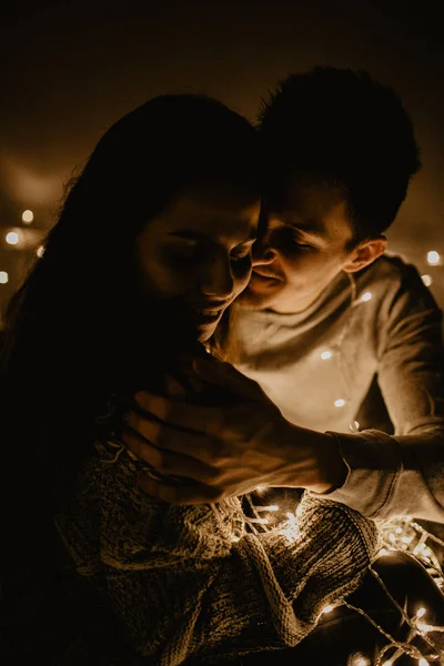 Casal Feliz Amor Sentado Cama Divirta Envolto Guirlanda — Fotografia de Stock