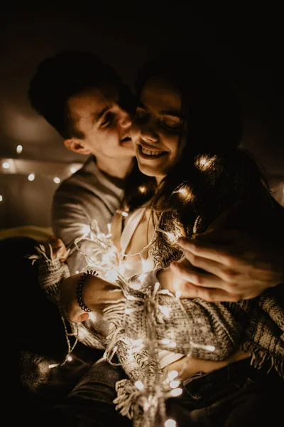 Casal Feliz Amor Sentado Cama Divirta Envolto Guirlanda — Fotografia de Stock