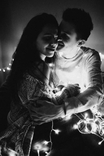 相爱的情侣在卧室的花环上互相拥抱 黑白照片 带噪音过滤器 — 图库照片