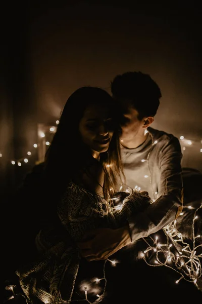 Casal Feliz Amor Sentado Cama Divirta Envolto Guirlanda — Fotografia de Stock