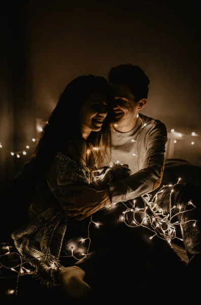 Casal Feliz Amor Sentado Cama Divirta Envolto Guirlanda — Fotografia de Stock