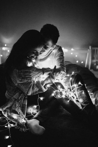 Loving Couple Hug Each Other Bed Wrapping Garland Bedroom Black — Stock Photo, Image