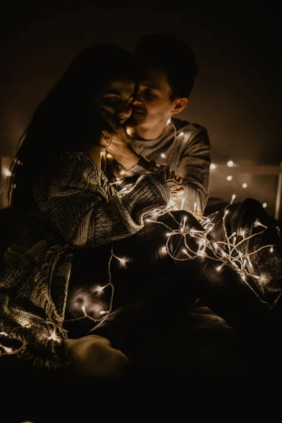 Šťastný Pár Láska Sedící Posteli Užijte Navzájem Wrappeding Garland — Stock fotografie