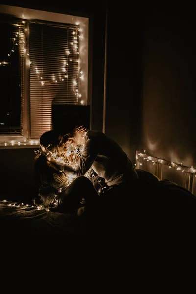 幸福情侣在床上和享受彼此 Wrappeding 在花环 — 图库照片