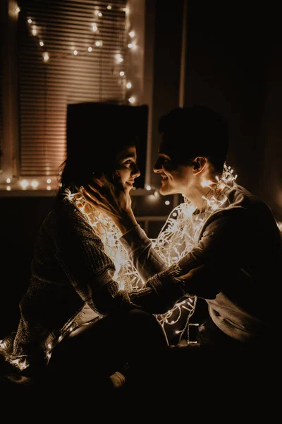 Casal Feliz Amor Sentado Cama Divirta Envolto Guirlanda — Fotografia de Stock