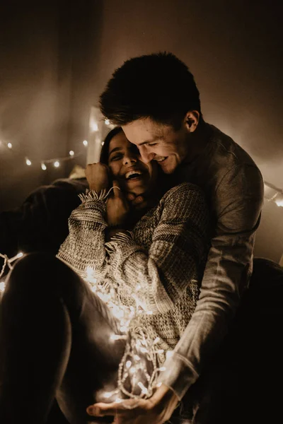 Casal Feliz Amor Sentado Cama Divirta Envolto Guirlanda — Fotografia de Stock