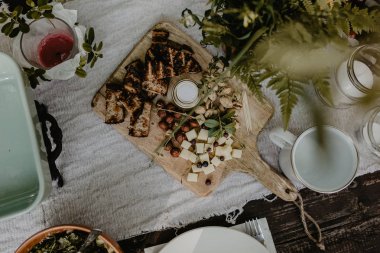 Peynir ahşap tahta tabağı ile fındık, peynir ve ekmek rustik ahşap zemin üzerine görev yaptı. Üstten görünüm