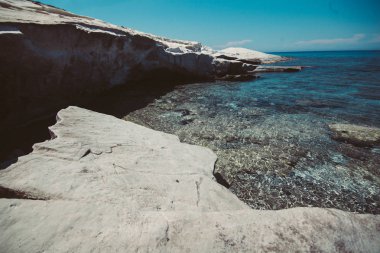 Taş ve kaya oluşumları Sarakiniko alan Milos island, Yunanistan Aegan denizde denizde tarafından. Ay manzara.